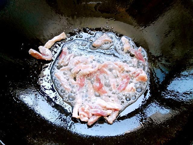热锅凉油煸炒肉丝