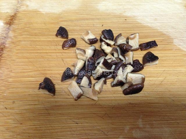 香菇去蒂子，切块备用