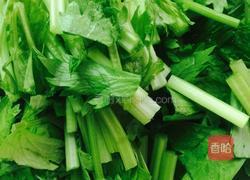 墨鱼仔白干炒香芹的做法图解1