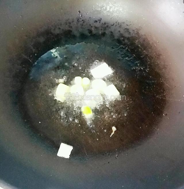 锅中倒油烧热，下葱炒香
