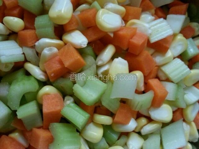 玉米掰成玉米粒，胡萝卜跟西芹切丁，把三种材料混合