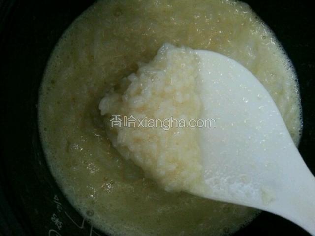 把蛋液倒入米饭，搅拌均匀泡着