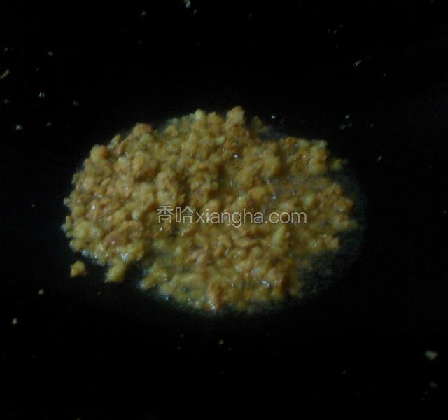 肉沫下炒锅炒熟.