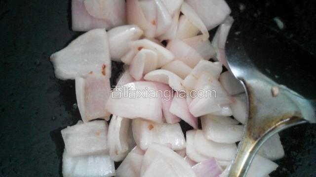 锅里炒肉剩下的油炒洋葱，洋葱稍炒一下起锅盛出备用。