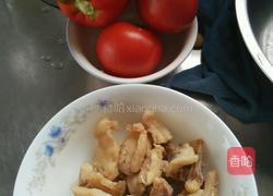 蕃茄炒油渣的做法图解1