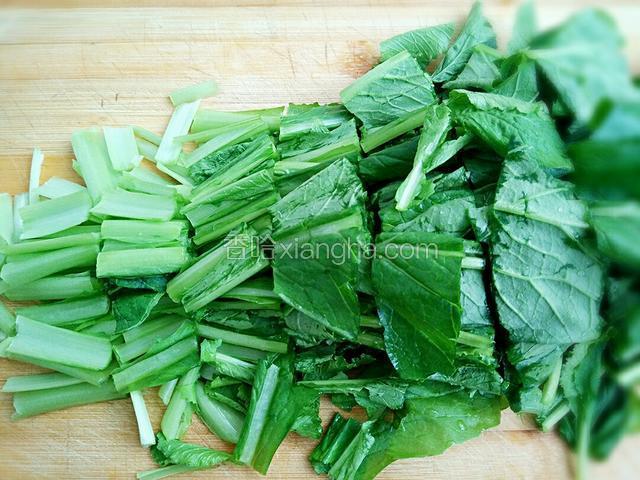 将小白菜清洗干净切段备用