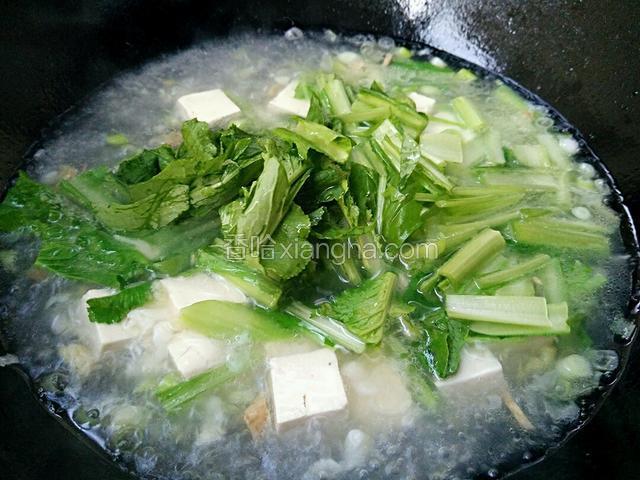 将豆腐煮3分钟左右就可以放入小白菜杆接着用铲子翻动一下