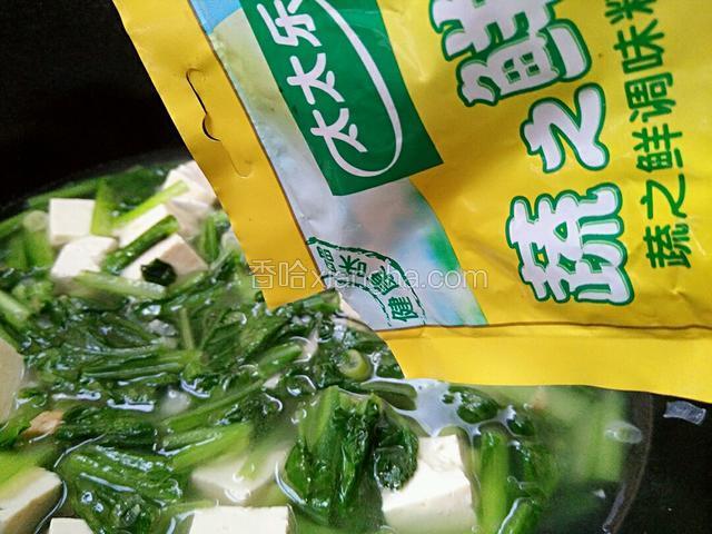 关火后放入适量的蔬之鲜搅均匀