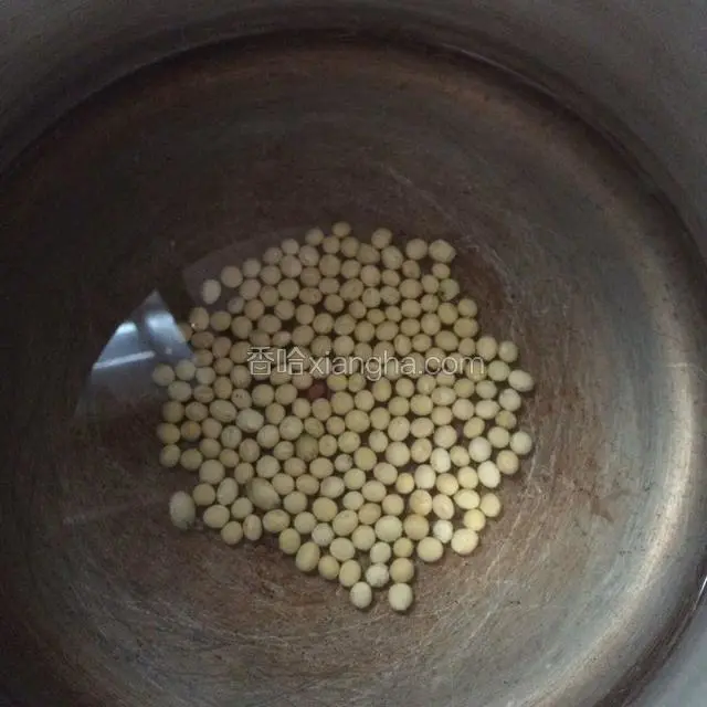 黄豆放入锅中，煮5分钟至黄豆膨胀起来