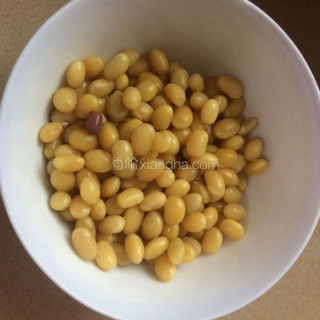 煮好的黄豆滤掉水分备用