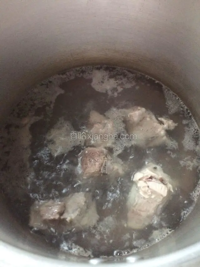 排骨洗干净，冷水下锅煮开绰水去腥，倒出来过凉水备用