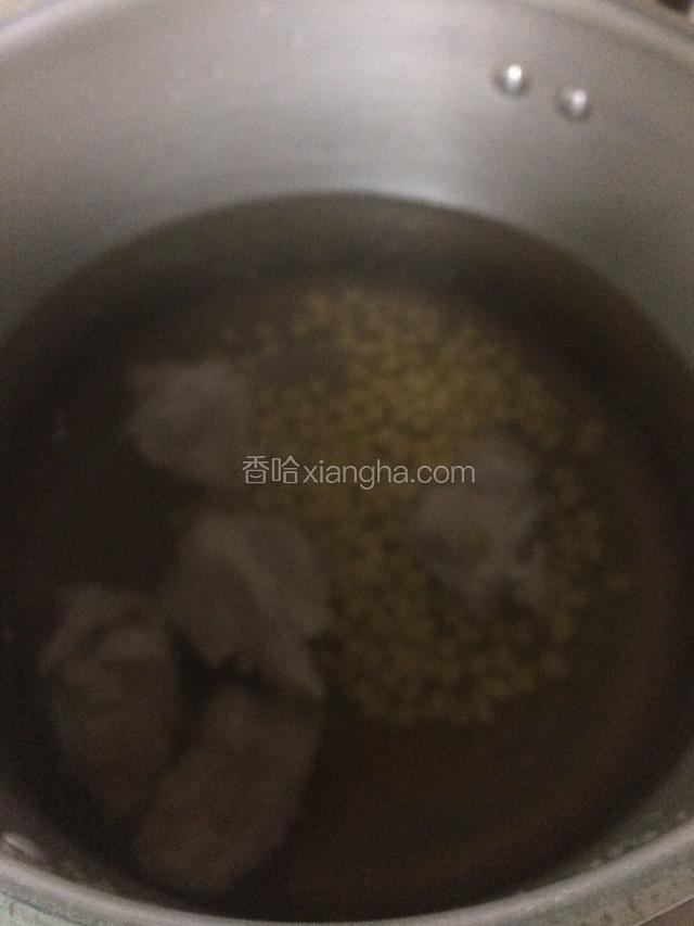 高压锅里倒入适量清水，倒入绰好水的排骨和黄豆，盖上盖子，压半个小时…