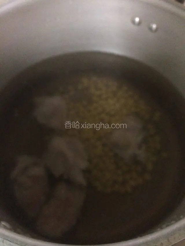 高压锅里倒入适量清水，倒入绰好水的排骨和黄豆，盖上盖子，压半个小时…
