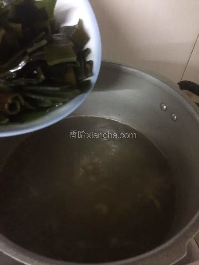 等浓浓的骨头汤压好了，排气，开盖，再倒入处理好的海带…