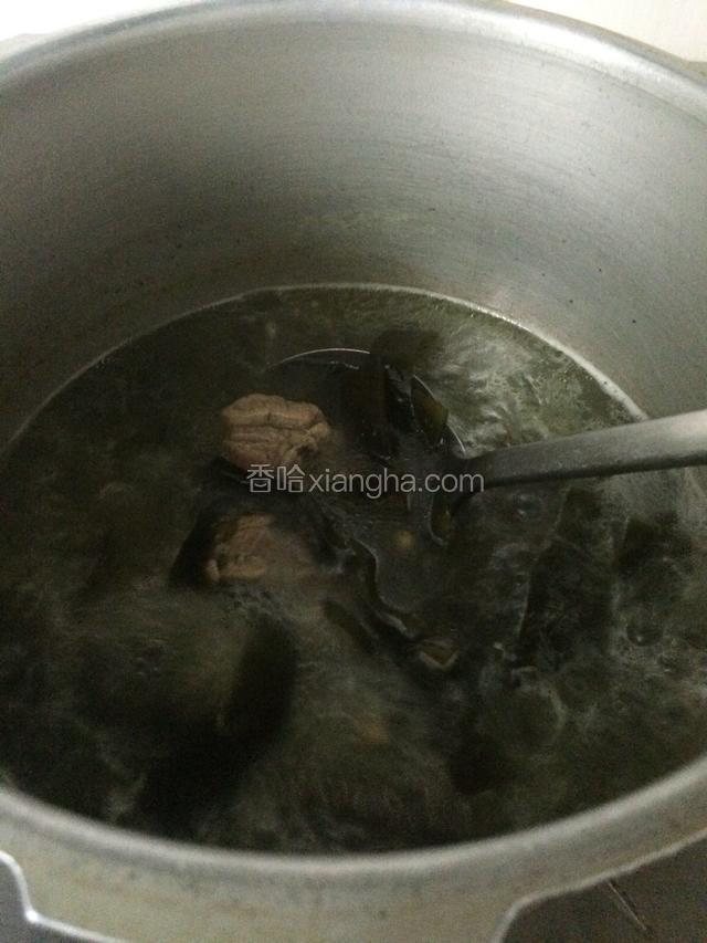 继续中火炖煮20分钟至海带入味软香…