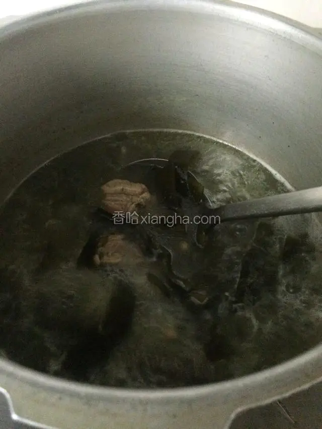 继续中火炖煮20分钟至海带入味软香…