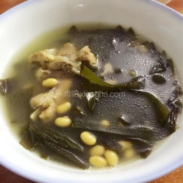 最后出锅前放入盐和适当的姜片调味，排骨海带汤就做好啦…