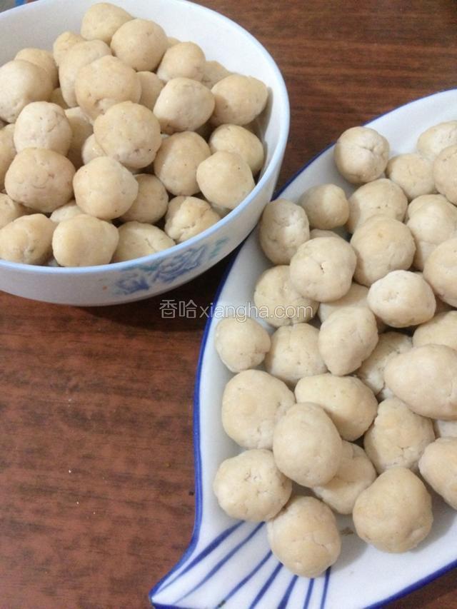锅里烧开水水开后转小火。水里加一勺盐，一大片生姜，适量食用油，将鱼肉搓成圆子放入锅中。等丸子都漂浮时再煮三分钟。就可以捞出锅晾凉了〜凉了以后的丸子无论是滚汤还是红烧、烩菜都极其美味哒〜〜