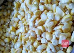 玉米炒萝卜的做法图解2