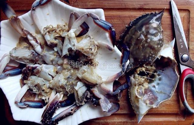 将梭子蟹洗净，去腮、胃等不能食用部分。