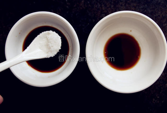 将蒸鱼豉油、醋、少许盐调匀，再倒入蒸好的蟹汁调匀，拿掉蟹壳，将汁浇在蟹表面。