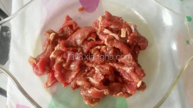 鲜羊肉切片放少许生抽酱油，香油水淀粉抓均备用