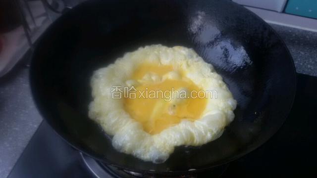 锅中放2匙食用油，油热后下打散鸡蛋炒熟