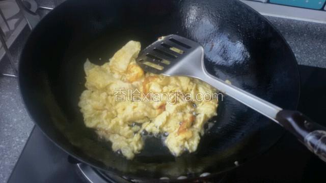 用铲子划碎成出备用