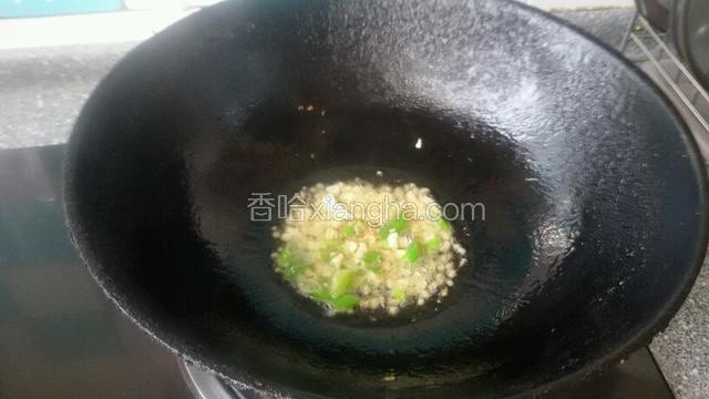 在坐锅点火放入2小匙油，油热煸香葱，姜，蒜