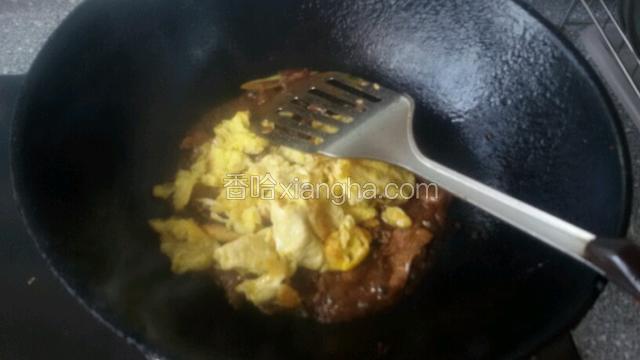 加入鸡蛋块，快速翻勺出锅