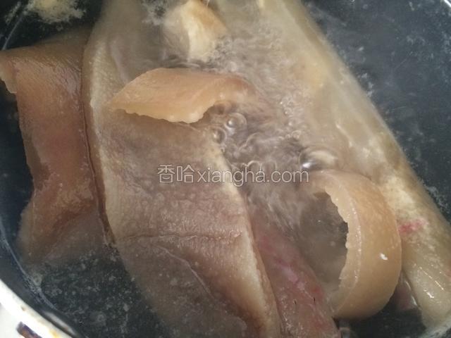 猪肉皮浸泡清洗干净，先放在锅里加水煮开后，持续煮10分钟；