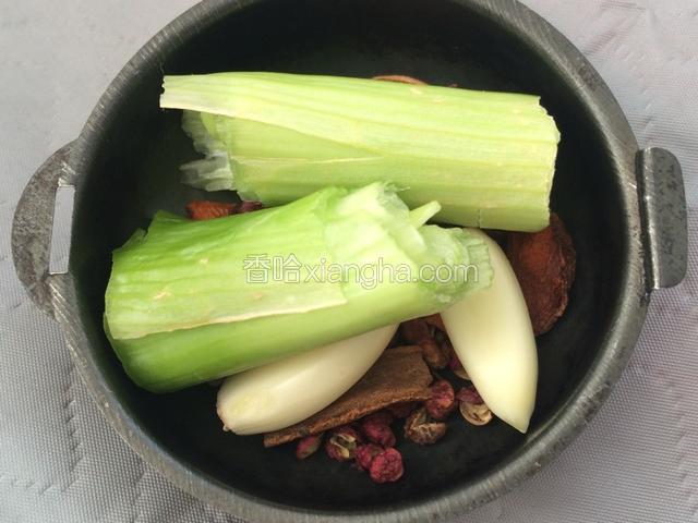 葱、姜、蒜、花椒、八角、桂皮统一放入一个铁制料盒，投放在煮猪皮的锅里；