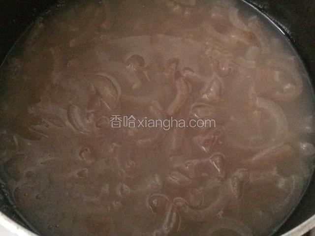 煮开后，小火慢慢煮至肉皮可以用筷子轻轻掐断的程度就可以关火了；