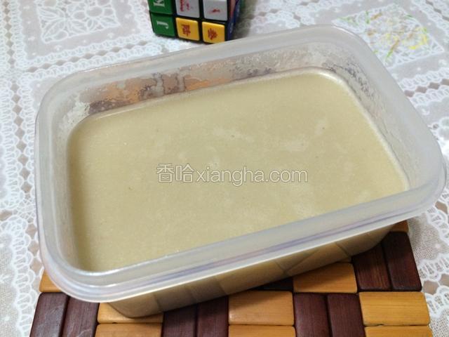 稍稍放凉后，放入料理机里面，搅打成浓稠的肉皮浆汁，放适量盐，感觉特浓稠就再加些清水，再一次倒入锅里煮开，倒入保鲜盒里，放凉后盖盖入冰箱冷藏至成冻；