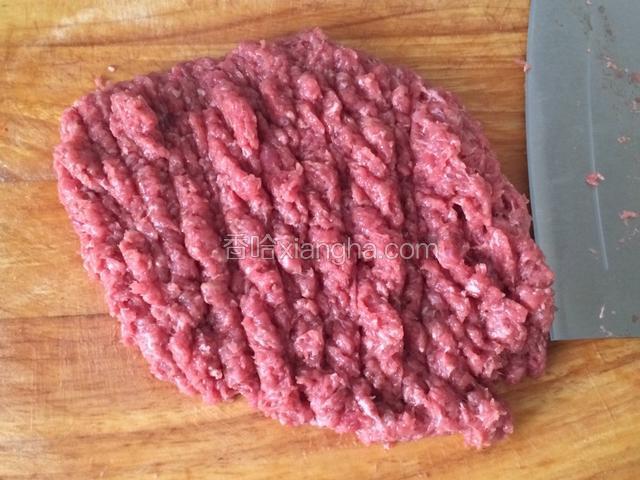 牛肉在清水里浸泡洗净，去除表面筋膜，手工剁成细腻的肉馅；