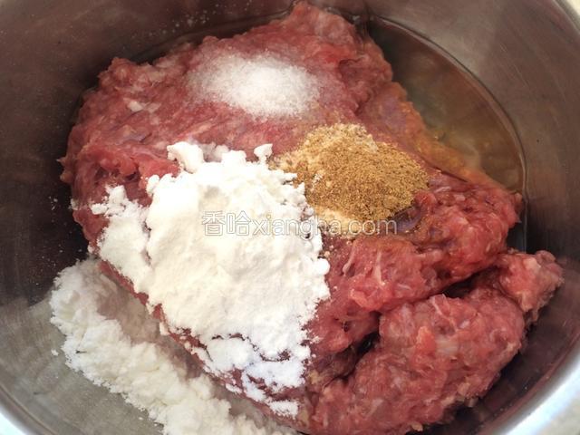 肉馅装在一个容器里，里面放姜粉、十三香、玉米淀粉、生抽、米酒或料酒、一个蛋清；