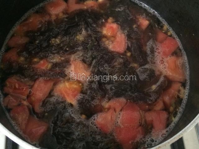 锅里放清水，取几片紫菜撕成小块，放在里面，西红柿去皮，切小丁放里面，煮至要开时水面有小水花翻出即可放入牛肉丸；