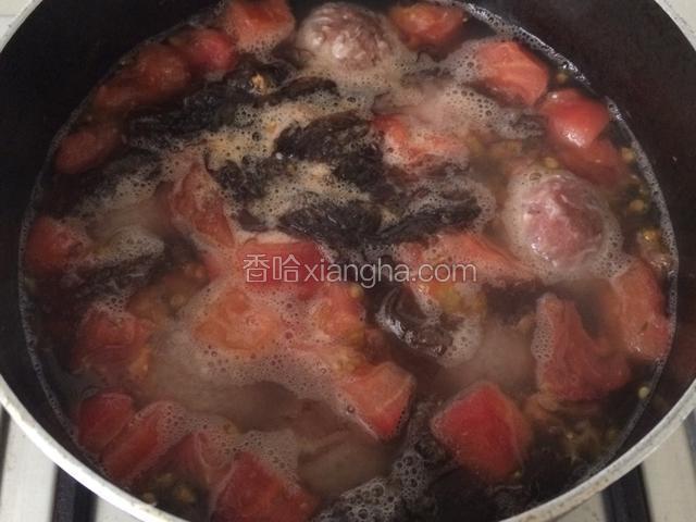 持续小火煮至肉丸熟透，调入精盐，牛肉粉和胡椒粉；