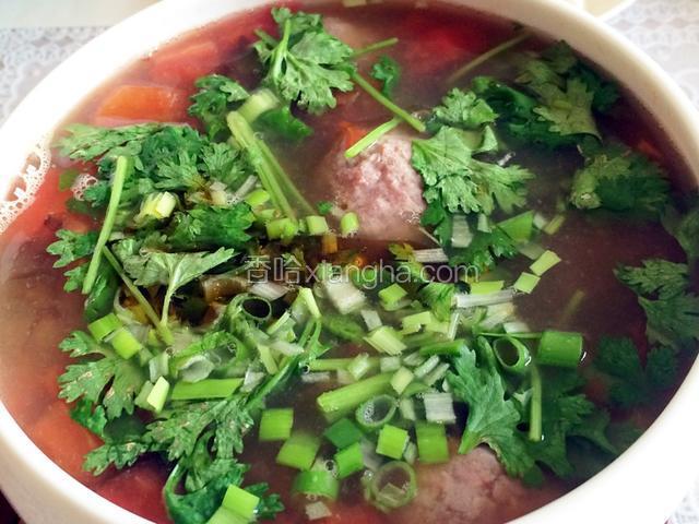 出锅趁热撒入葱花和香菜段，再淋入几滴香油、麻油，即可上桌食用；