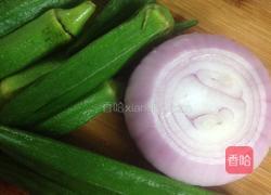煸秋葵洋葱的做法图解1