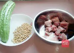 Bitter Melon and Soybean Spare Ribs Soup Illustration 1