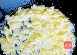 Illustration of how to make vegetarian Sanxian dumplings 5