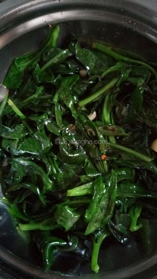 油放锅里八成热，放点大蒜炒一下，放入血皮菜炒熟放在盘子里备用！
