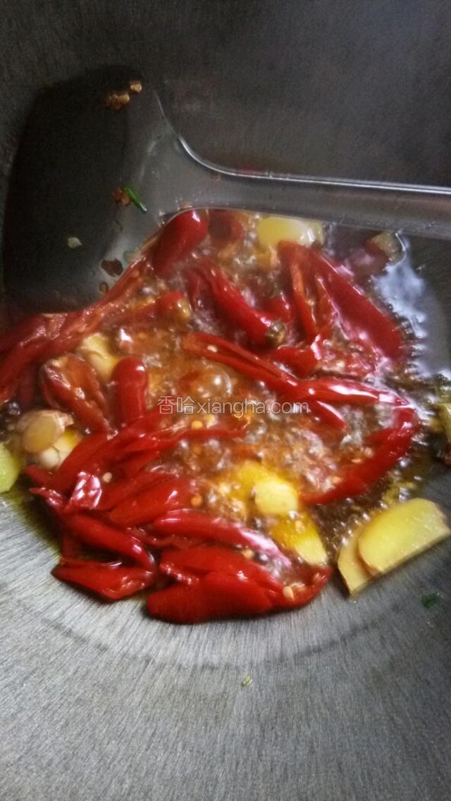 在烧油，放辣椒，花椒，生姜，大蒜小火爆香，倒入猪肝爆炒两分钟！熟了就好