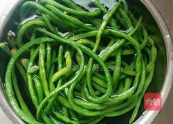 蒜蓉豇豆的做法图解1