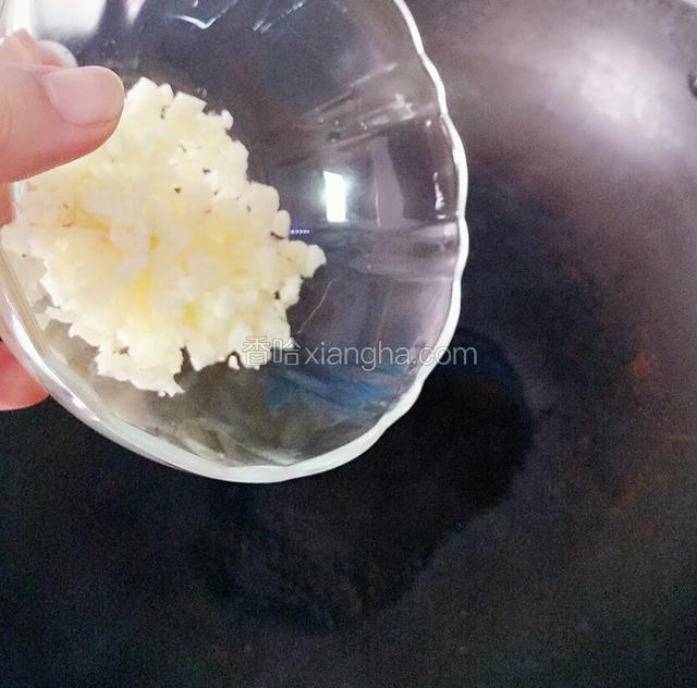 锅中倒油烧热，倒入蒜末