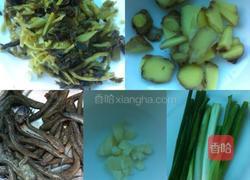 雪菜跳跳鱼的做法图解1