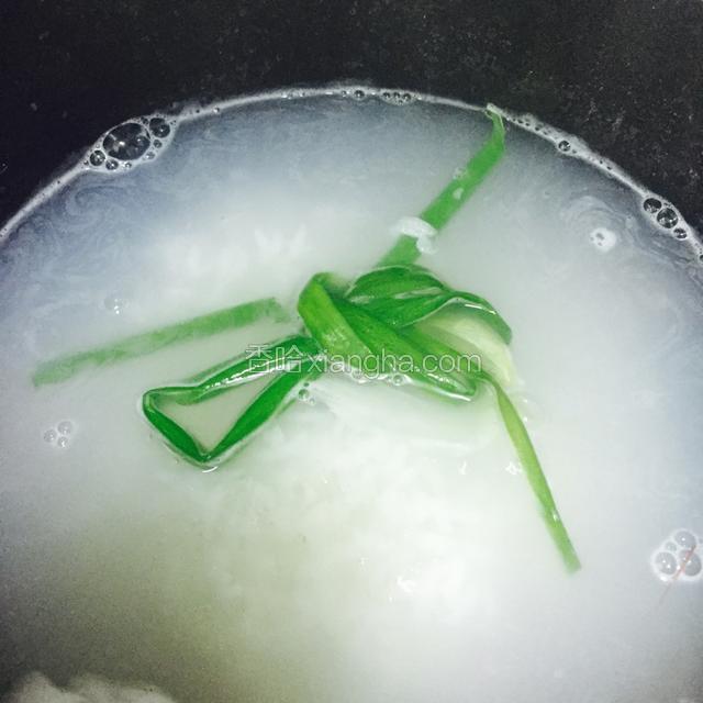 粥煮熟时放入葱