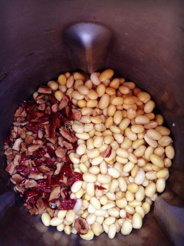 把泡好的黄豆与红枣倒入豆浆机中、加入适量的清水（水的分量按个人喜好添加！我喜欢香浓一点 所以只加了1000m l）