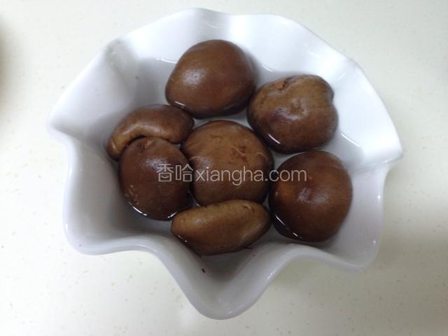 香菇去蒂子，放进盐水中浸泡一刻钟
